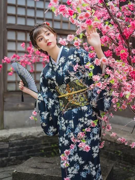 Жена традиционно японско кимоно юката, халат за фотография, рокля за cosplay, костюм в синьо с флорални принтом, реколта дрехи